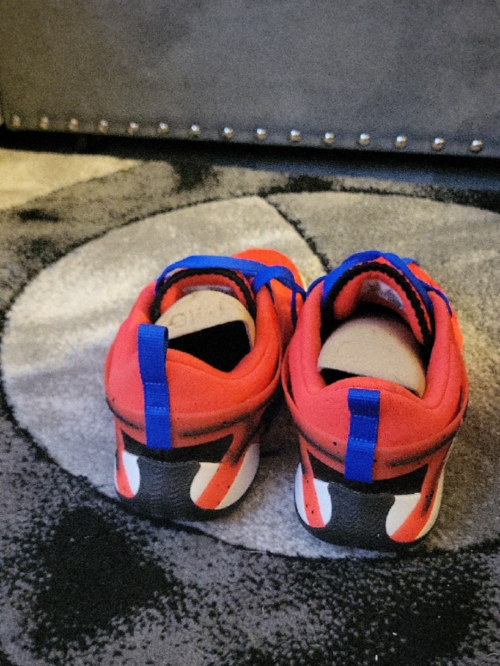 Jordan Red Low-Top Sneakers with Blue Laces - Picture 3 of 3